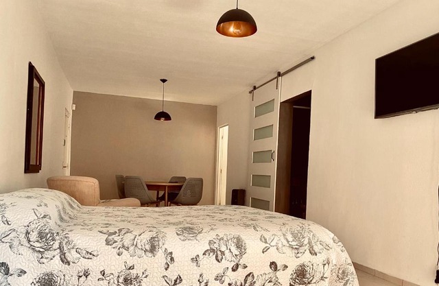 Departamento amplio, muy bien ubicado, dos ambientes, separado cocina y baño, el barrio no es lindo pero las instalaciones perfectas y li