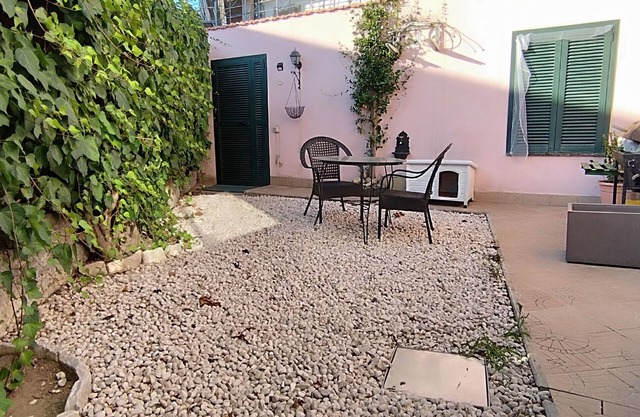 Dependance independent private garden in liberty villa city center Pet free