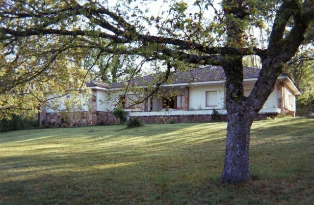 Derroñadas . Casa con Enorme Jardín y Tenis