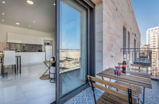 Design 2 BDR & Balcony in Even Israel, City Center
