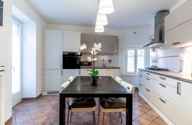 DESIGN APARTMENT IN STRATEGIC LOCATION - EXCELLENT VALUE FOR MONEY