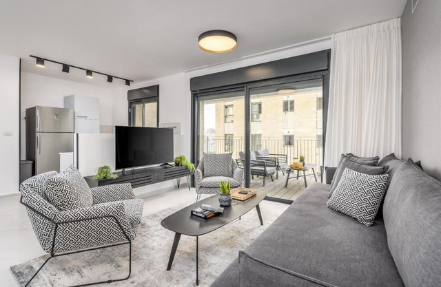 Designed 2BDR&2Bth w Parking- mahne yehuda sea-u jerusalem