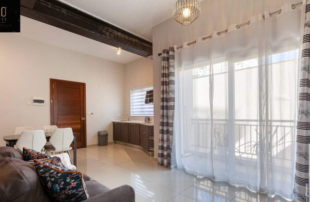 Designer APT with comfy SOFA, LARGE TV, 2 KING BDS