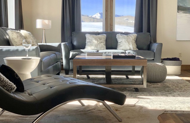 Designer Condo #2: Epic Views, Hot Tub, 75" & 55" TVs, Sonos, Free Town/Ski Bus