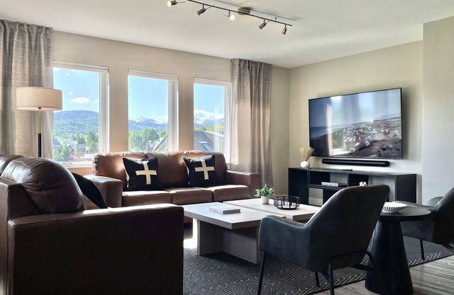 Designer Condo #5, Epic Views, Hot Tub, 75" & 55" TVs, Sonos, Free Winter Bus