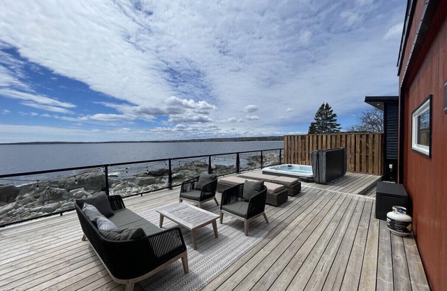 Designer Oceanfront Villa - Hot tub Sauna-private