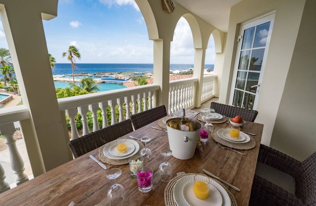 Designer penthouse-amazing view-private beach-walk to Mambo Beach-family rental