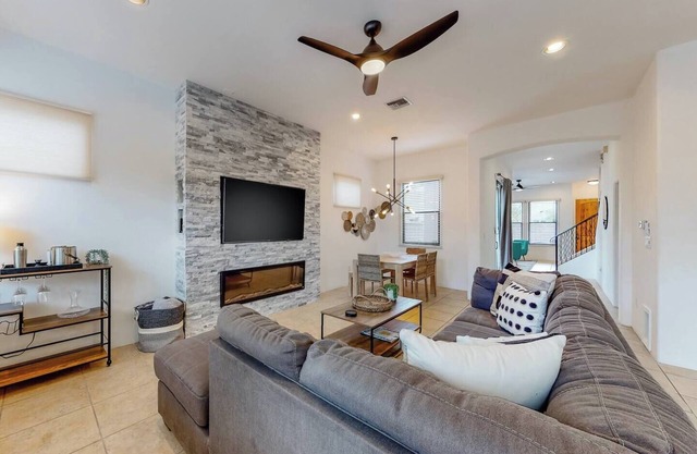 Designer Snowbird friendly home W/WiFi, enclosed yard & patio, W/D, AC & pooln