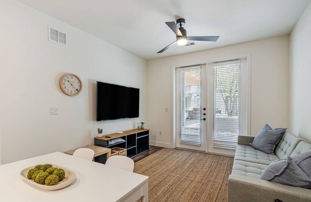 Designer Space near UT 2 King Bed Pool Gym EV WD
