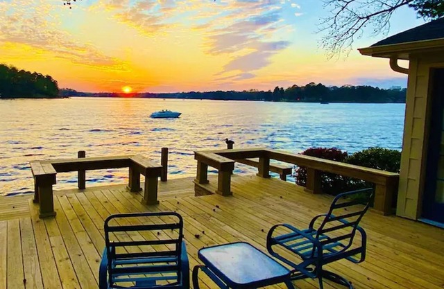 Designer-styled waterfront cottage 5 min to Races