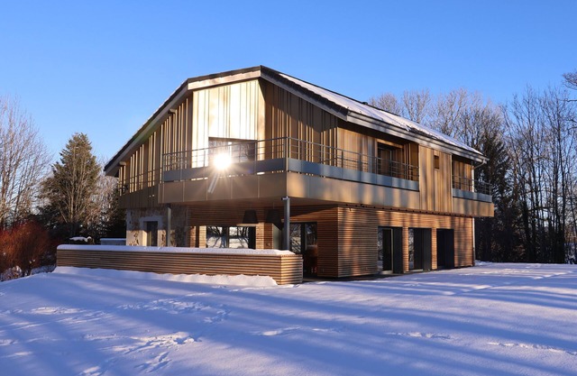 Designer vacation home for 8, private heated indoor pool, Jura
