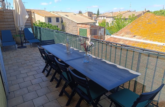 Desirable 2nd floor town house apartment, sleeps 5-6. Roof terrace and parking.