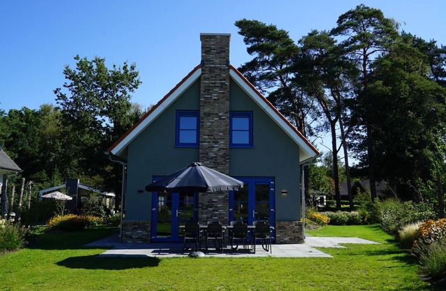 Detached bungalow on the water with 4 bedrooms