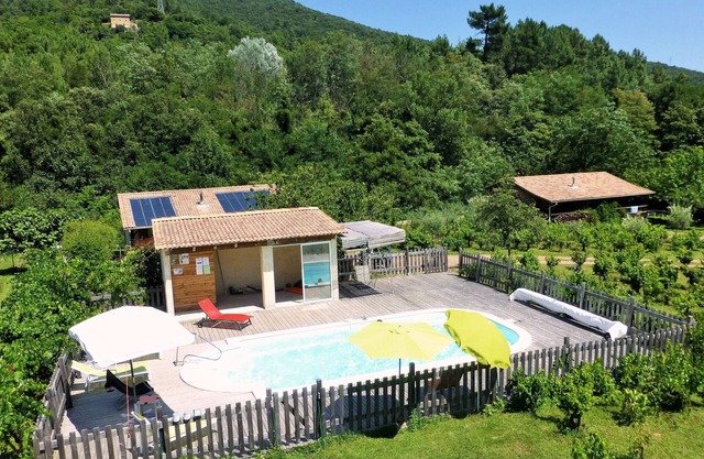 Detached Cévennes chalet, Swimming pool, Quiet, large garden, Many activities.