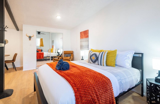 Detached Casitas/Walk to UNM and Hospital/Full Kitchen/Fenced Yard/AC&Heat