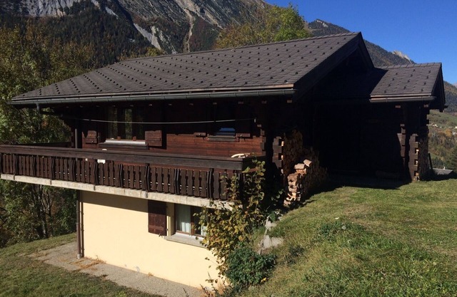 Detached chalet in rural setting with superb views. Pets welcome!