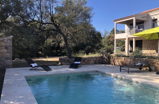 Detached & air-conditioned villa. Swimming pool. Garden with trees. Close to beaches