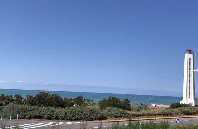 Detached house facing the ocean. Completely renovated. 5min walk from a beach