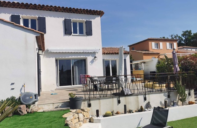 Detached house sleeps 4/5
