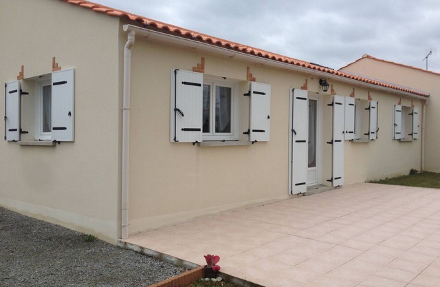 Detached house in a quiet subdivision 1 km from the sea