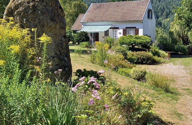 Detached house in LE PARC DU MORVAN in Chalaux for 4 people.