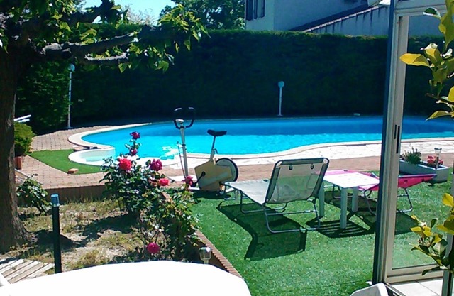 Detached house in villa/pool13 X 5,5 fenced garden, pets welcome
