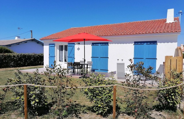 Detached house near beach and shops