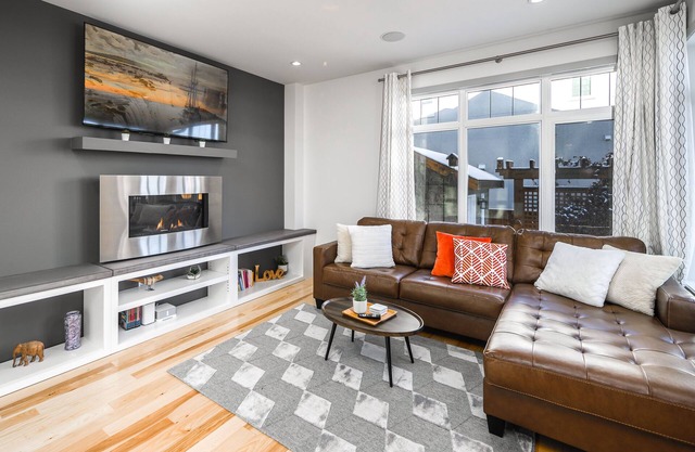 Detached, Luxury, mins to DT & Walking distance to C-train!