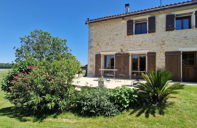 Detached spacious converted barn: heated pool, perfect for families, sleeps 13.