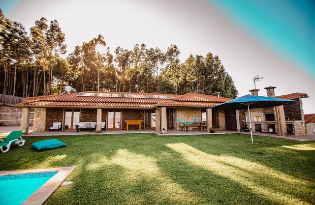 Detached vacation home with pool, barbecue, soccer pitch and much more