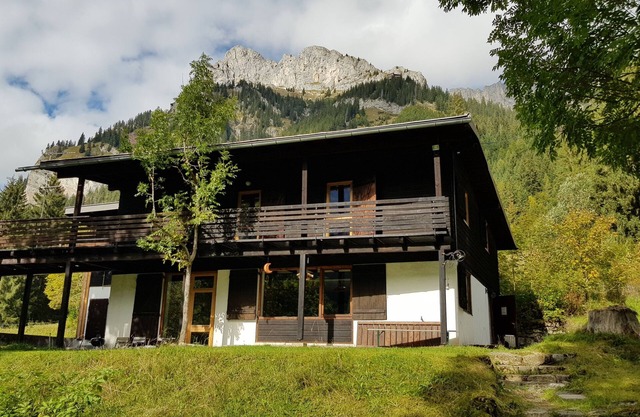 Detached vacation house with view upon the valley, sunny location