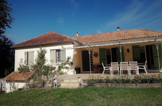 Detached villa, 2 separate floors, private pool and pet friendly!