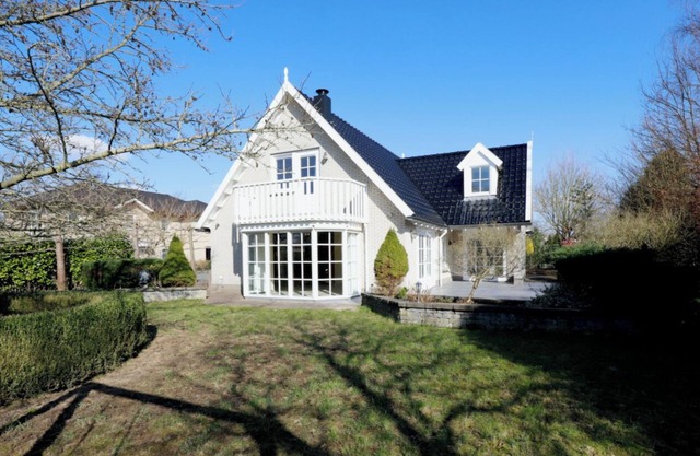 Detached villa, 4 bedrooms, sauna & large garden.