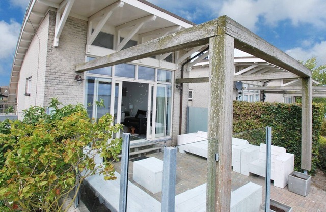 Detached villa on dyke at the IJsselmeer