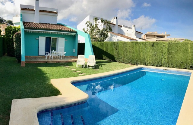 Detached villa with garden and private pool
