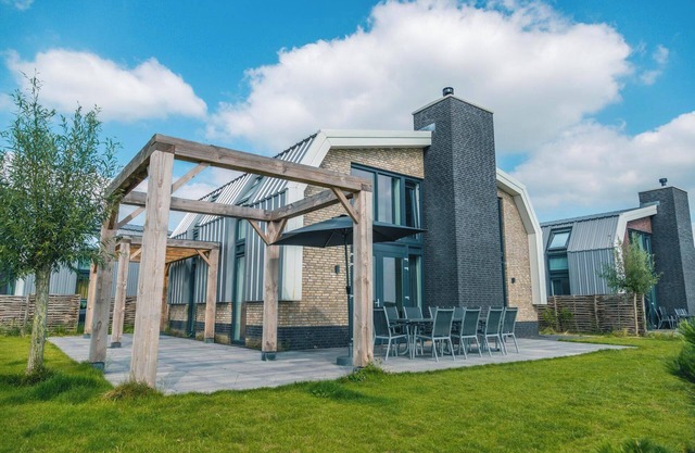 Detached villa with six bedrooms, one bathroom and a dishwasher