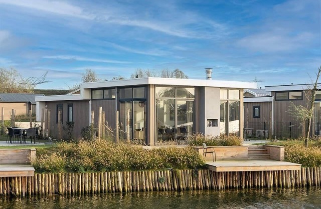 Detached waterfront chalet with 4 bedrooms and a terrace