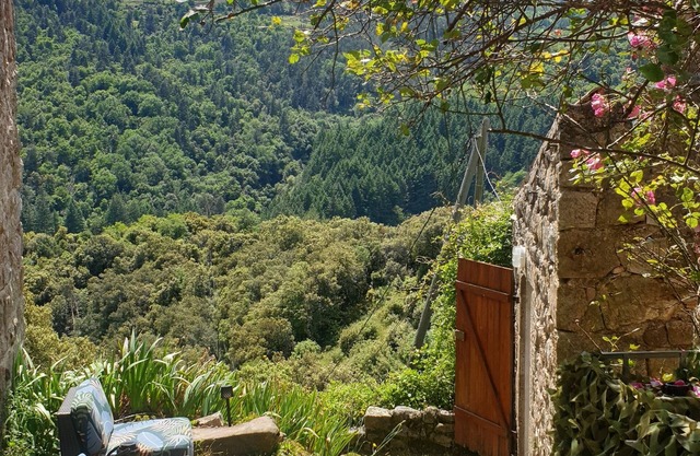 Deux Pièces Dans une Maison Individuelle Dans un Hameau Paisible