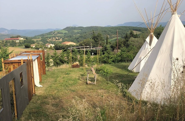 Deux Tepees Equipe Pour 4 Personne Avec Cuisine Dété sur Terrain 350m2