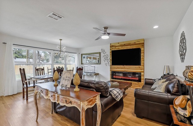 DFW Modern Farmhouse Getaway Retreat Near Stockyards, Weddings and Lake