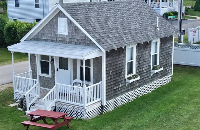 Diane Cottage, York Manor, Short Sands Beach