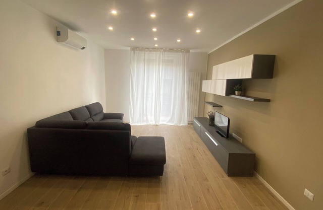 Diego house with parking areaAt the start of the famous greenway