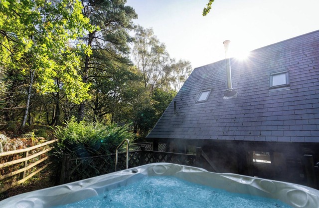 Dimmingsdale; woodland lodge for 8 w/hot tub, log burner, BBQ, nr Alton Towers