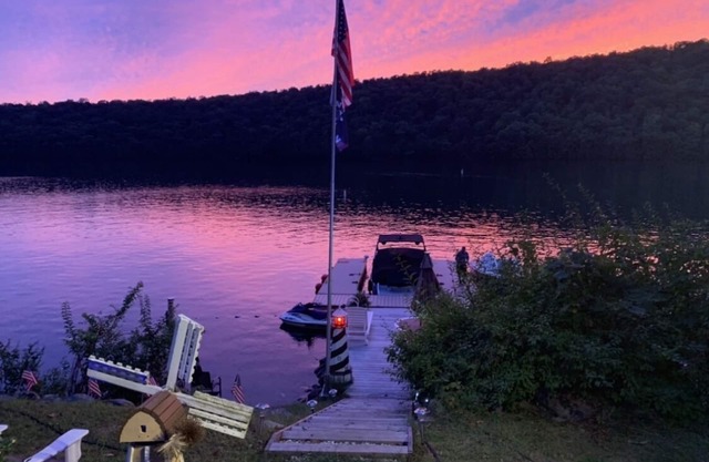 Direct Waterfront on Candlewood Lake with/boat slip/hot tub & outdoor kitchen