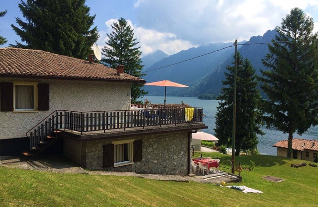 Directly on the lake with terrace and two bedrooms