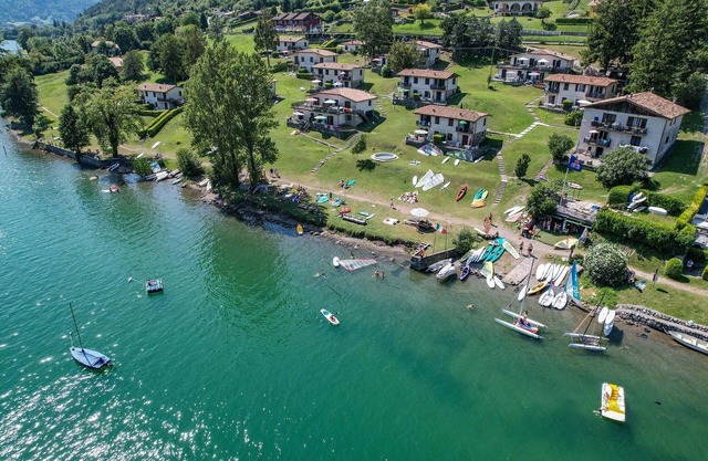 Directly on the lake with terrace for seven people