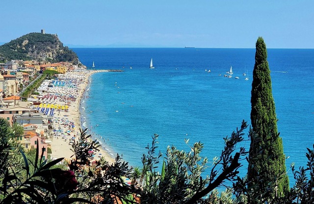 Direkt am Meer, Einfamilienhaus im Grünen, mit Swimmingpool und Parkplatz