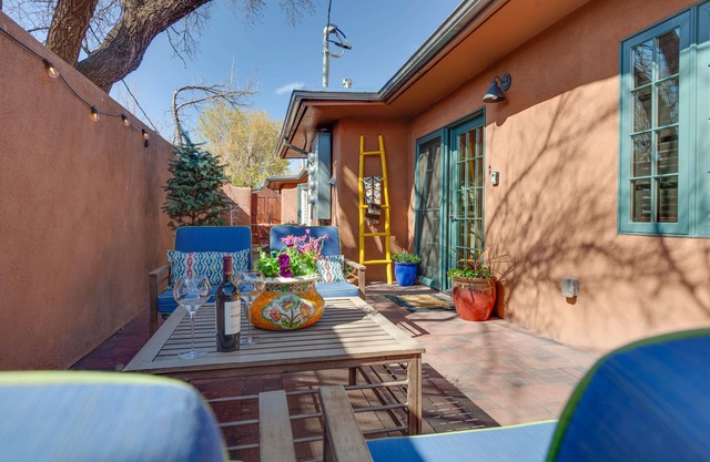 Discount for 7 days. Walk to Square! Near many Restaurants/music.Parking.Patio