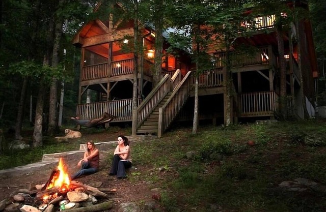Discount June 21-28! Luxury River House, hot tub, kayaks, fire pit, dogs OK