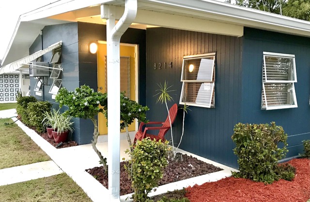 DISCOUNTED 2 Bdrm Bungalow w/Pool. Beach, Springs, Fenced Yard, Dogs, No Cats.